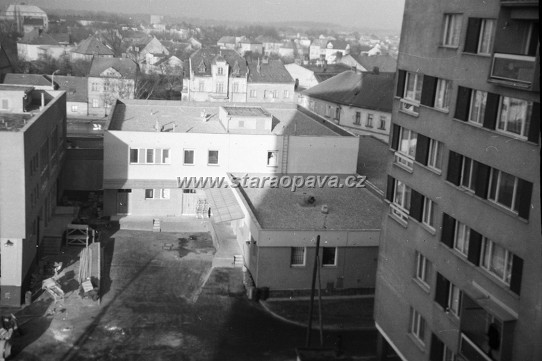 holasicka (5).jpg - Stejný záběr z okna na Holasické č. 6 směrem k Ratibořské ulici jako na předchozí fotografii, ale už s postavenou samoobsluhou (dnešní supermarket Albert). Foto z roku 1973.